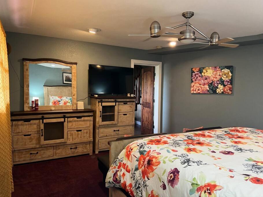Entire 2Br 2Ba Hilltop View Home Sleeps 8 Pets 4 Acres Jacuzzi Central Ac Kingbeds Free Wifi-Parking Kitchen Washerdryer Starry Terrace Two Sunset Dining Patios Grill Stovetop Oven Fridge Onsitewoodedhiking Wildlife Coveredpatio4Pets & Birds Singing! 마블폴스 외부 사진