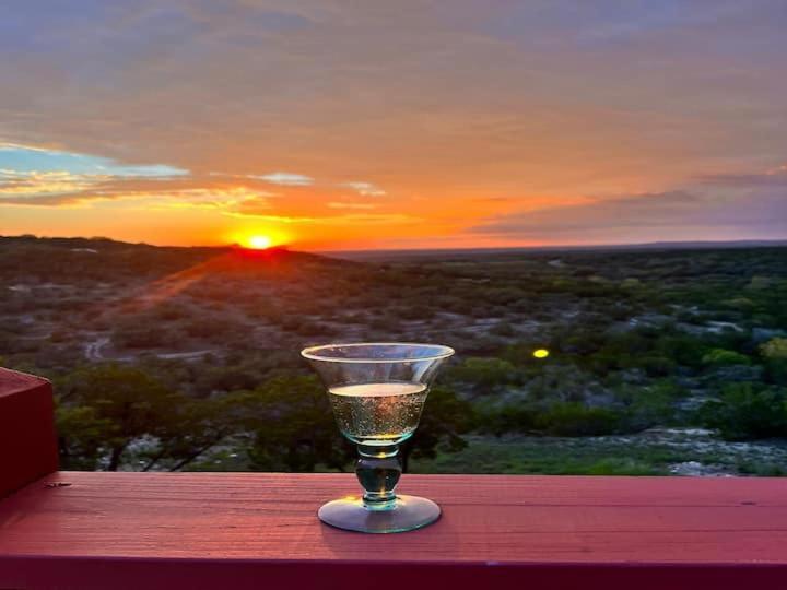 Entire 2Br 2Ba Hilltop View Home Sleeps 8 Pets 4 Acres Jacuzzi Central Ac Kingbeds Free Wifi-Parking Kitchen Washerdryer Starry Terrace Two Sunset Dining Patios Grill Stovetop Oven Fridge Onsitewoodedhiking Wildlife Coveredpatio4Pets & Birds Singing! 마블폴스 외부 사진